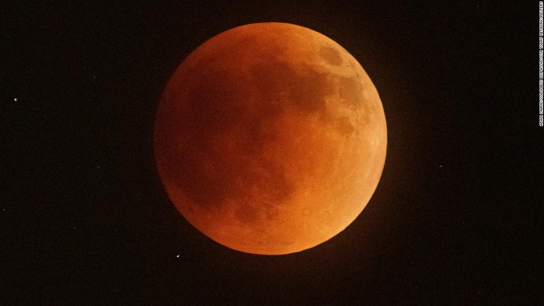 Eclissi lunare totale 2022: immagini abbaglianti di “luna di sangue”.