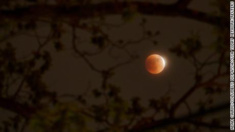Luna je bila v nedeljo obdana z bakreno svetlobo nad Columbusom v Ohiu. 