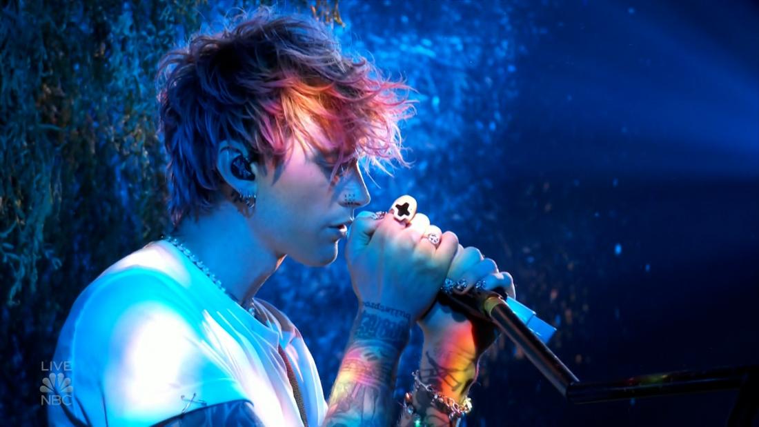 Machine Gun Kelly dedicates a song to his ‘wife’ and ‘unborn child’ – CNN Video