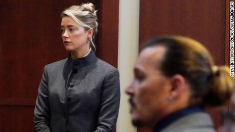 Amber Heard testifica su papel en 'Aquaman 2'  se redujo después de que el abogado de Johnny Depp calificó sus afirmaciones de abuso como un 'engaño'.