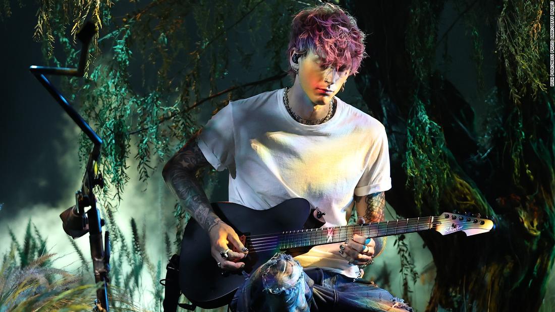 Machine Gun Kelly dedicates Billboard Music Awards performance to his 'wife' and 'unborn child'