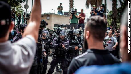 Polícia de fronteira israelense fotografada em um funeral na sexta-feira.