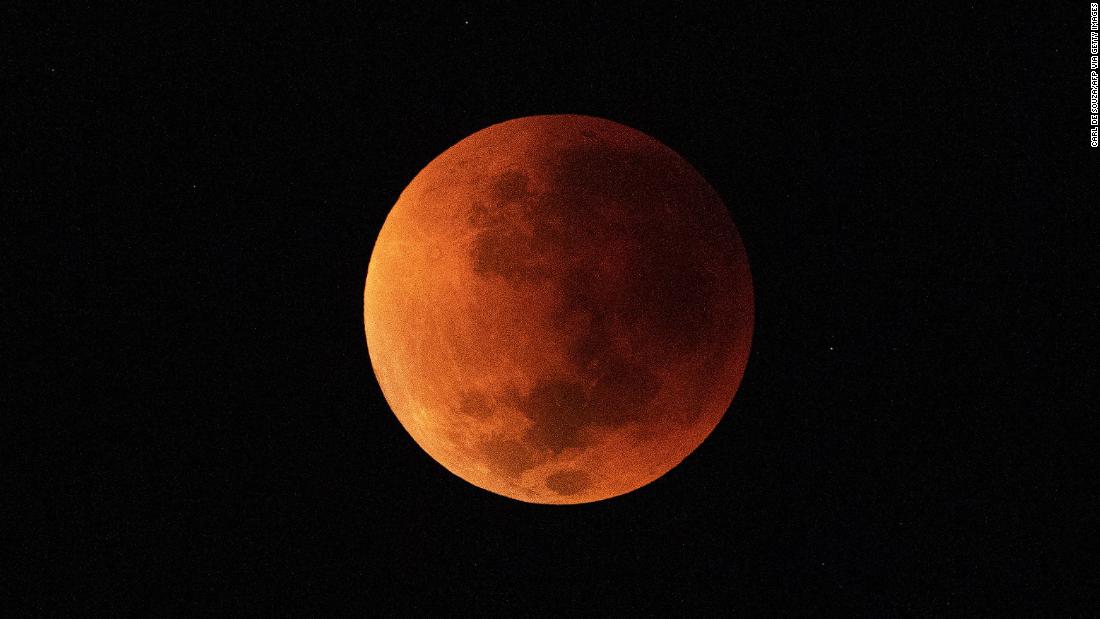 Video: Total lunar eclipse creates ‘blood moon’ – CNN Video