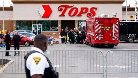 Les enquêteurs travaillent sur les lieux d'une fusillade dans un supermarché de Buffalo le lundi 16 mai 2022. 
