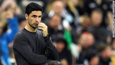 Arteta looks on during Arsenal&#39;s loss to Newcastle. 