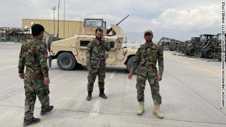 Afgan Ulusal Ordusu birlikleri, ABD kuvvetlerinin 5 Temmuz 2021'de Afganistan'ın Kabil'in kuzeyindeki Bagram havaalanından ayrılmasından sonra nöbet tutuyor. 