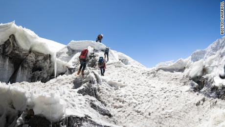 كان الفريق أول من تسلق الجبل منذ عام 2020 ، ثم اضطروا إلى تسوية الخطوط وإقامة المعسكرات التي من الطبيعي أن يتم إنشاؤها بالفعل.