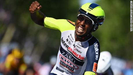 Girmay viert het winnen van etappe 10 van de Giro. 