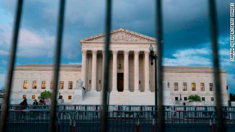 Nouveau sondage : 54 % des Américains désapprouvent la Cour suprême suite à la fuite d'un projet d'opinion de Roe 