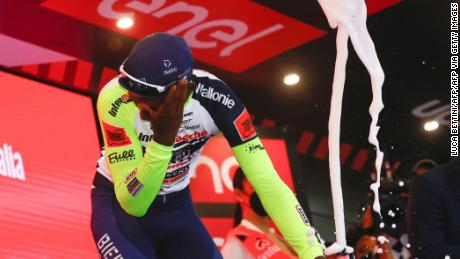 Ciclista se retiró del Giro de Italia por accidente con botella de  champagne - CNN Video