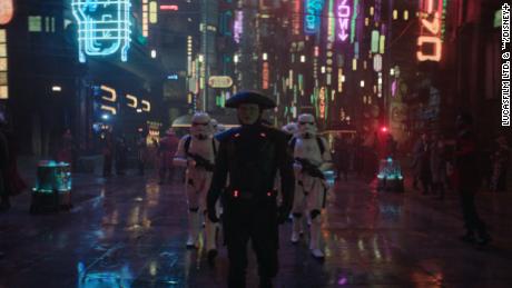 A figura sombria no centro, ladeada por Stormtroopers, foi introduzida pela primeira vez em Star Wars Rebels.