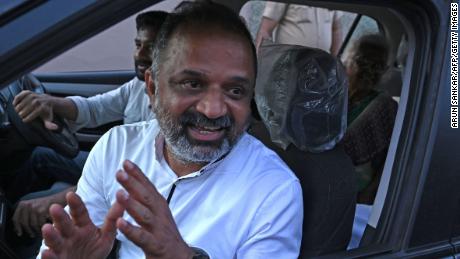 AG Perarivalan, qui a été emprisonné pour l'assassinat de l'ancien Premier ministre Rajiv Gandhi, devant son domicile à Chennai le 18 mai. 