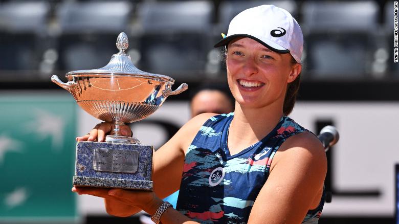 Świątek pozuje z trofeum zwycięzcy po pokonaniu tunezyjskiego Ons Jabeur i wygranej w finale turnieju tenisowego Women's WTA Rome Open 15 maja 2022 roku.