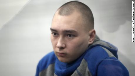Seorang tentara Rusia telah dijatuhi hukuman penjara seumur hidup selama persidangan kejahatan perang pertama dalam konflik di Ukraina