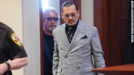 Associados de Johnny Depp testemunham os desafios de trabalhar com ele