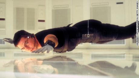 Tom Cruise como Ethan Hunt em uma cena do filme Missão Impossível de 1996. 
