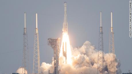 Boeing lanza la cápsula de astronautas Starliner para una misión de prueba no tripulada
