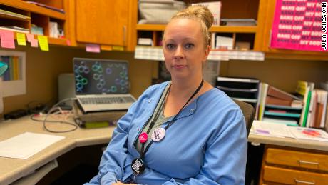 Misty, managerul centrului din Sioux Falls, spune că unii pacienți călătoresc ore întregi în fiecare sens pentru a avea acces la îngrijirea pentru avort.