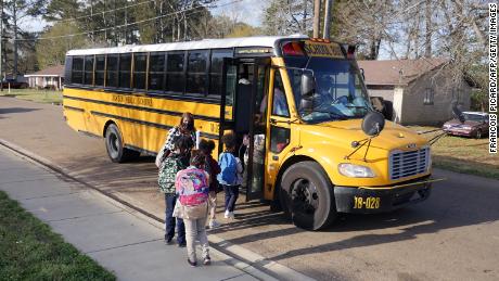 Children leave Wilkins Elementary school in in Jackson, Mississippi, on March 24, 2022, because os a lack of the water pressure. - Every morning, 180 students at a school in Jackson, Mississippi have to board a bus to be taken to another nearby school. The reason? Their school lacks the water pressure needed to flush its own toilets.
Cheryl Brown, the principal at Wilkins Elementary, where 98 percent of the 400 students are African-American and most come from underprivileged backgrounds, doesn&#39;t hide her frustration.