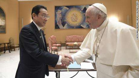 岸田文夫日本首相がバチカンでフランシスコ教皇に会っている。