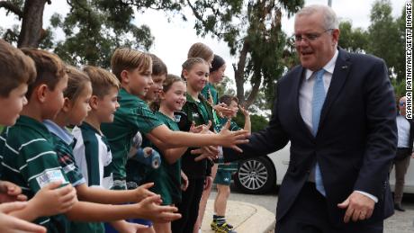 Le Premier ministre Scott Morrison accueille les enfants du Wanneroo Rugby Union Club à Perth, le 20 mai.