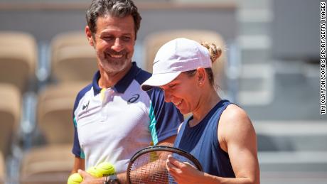 Simona Halep împărtășește momente drăguțe cu antrenorul Patrick Mouratoglou în timp ce se pregătește pentru Roland Garros pe 18 mai 2022 la Paris, Franța. 