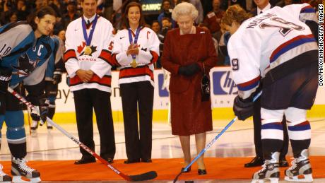 2002 m. spalio 6 d. Vankuveryje karalienė susitiko su ledo ritulio grandu Wayne'u Gretzky (antras iš dešinės), per 12 dienų trukusį „Golden Jubilee“ turą Kanadoje. 