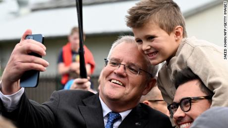Le Premier ministre australien Scott Morrison prend un selfie après avoir voté à Sydney le 21 mai 2022.