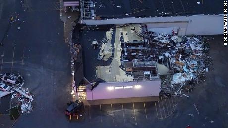 Quando l'uragano ha colpito venerdì pomeriggio, l'unità di volo della polizia di stato del Michigan ha fotografato i danni al negozio nella hall di Gaylord Hobby.