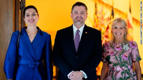 سيدة كوستاريكا الأولى سيجن زيكيت ، يسارًا ، رئيس كوستاريكا رودريغو تشافيس روبليس والسيدة الأولى جيل بايدن في صورة في مقر رئاسة البعثة الأمريكية في سان خوسيه ، كوستاريكا ، يوم السبت 21 مايو 2022.