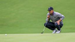Jordan Spieth melewatkan bola dari air di PGA Championship