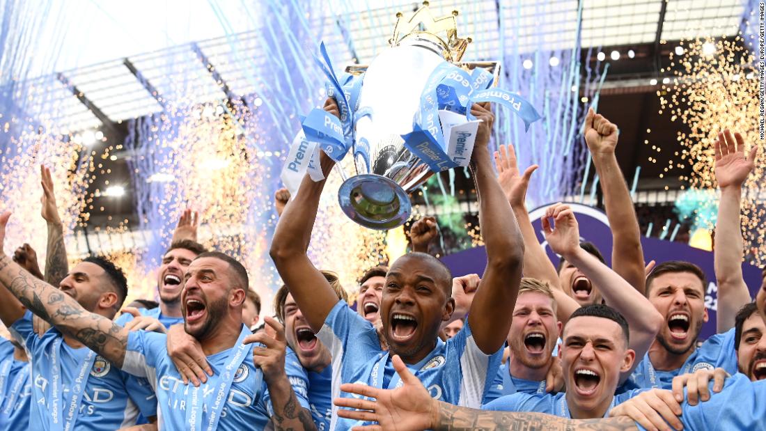 Il Manchester City fa una straordinaria rimonta per conquistare il titolo della Premier League inglese in un’ultima giornata drammatica