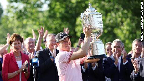 يحتفل توماس بكأس Wanamaker بعد فوزه ببطولة PGA 2022.