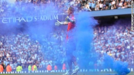يتفاعل أولسن بعد إلقاء شعلة على أرض الملعب خلال مباراة الدوري الإنجليزي الممتاز بين مانشستر سيتي وأستون فيلا.
