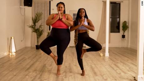 (Desde la izquierda) Paris Alexandra y Alicia Ferguson son las fundadoras de BK Yoga Club, un estudio de yoga de positividad corporal en Brooklyn, Nueva York.
