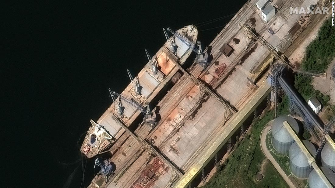 На спутниковых снимках видно, как российские корабли везут украинское зерно в Крым
