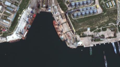 El 21 de mayo, el barco ruso Matros Kochka se ve en el puerto de Sevasopol en esta imagen satelital de Maxar Technologies.
