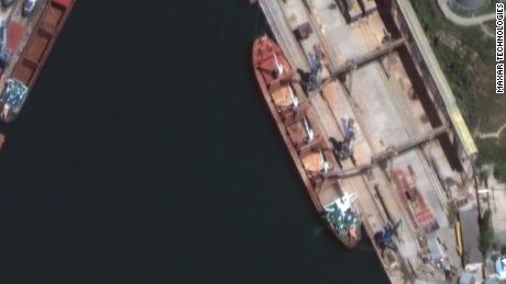 Всего российские суда-перевозчики способны перевозить 30 000 метрических тонн зерна. 