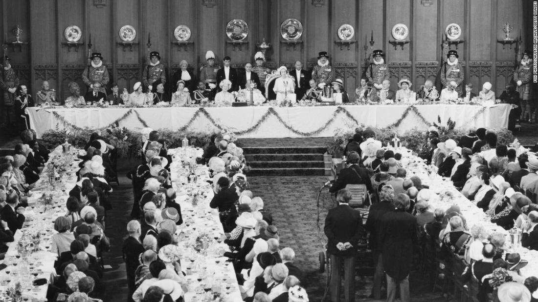 After the service, the Queen and members of the royal family go to a celebratory Commonwealth lunch at the Guildhall. Among those seated at the top table are her four children, as well as her mother and sister, the Queen Mother and Princess Margaret. She says in a speech: &quot;My Lord Mayor, when I was 21 I pledged my life to the service of our people and I asked for God&#39;s help to make good that vow. Although that vow was made in my salad days, when I was green in judgment, I do not regret nor retract one word of it.&quot;