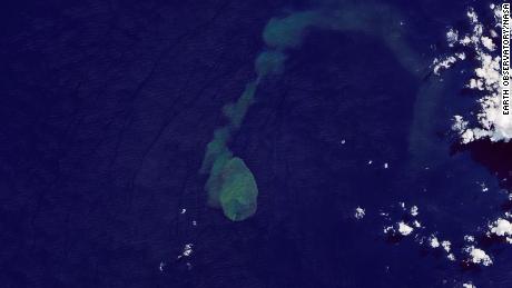 This image, from the Operational Land Imager 2 (OLI-2) on the Landsat 9 satellite, shows a plume of discolored water being emitted from the submarine volcano. 