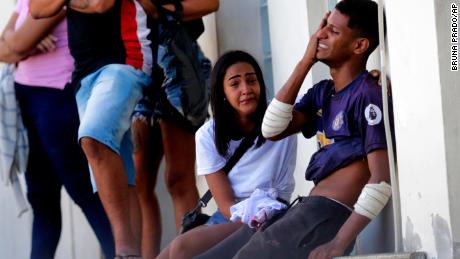 周二，在里约热内卢克鲁塞罗别墅，警方突袭后，一名受伤男子在 Getulio Vargas 医院接受治疗后哭泣。