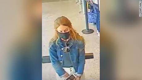 Autoridades dizem que a mulher suspeita de matar o ciclista foi deixada no aeroporto de Newark