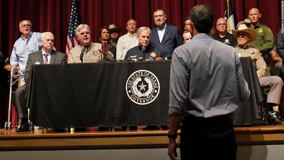 Photo of Beato O’Rourke preruší guvernéra Texasu počas aktualizácie o streľbe na základnej škole Wolde