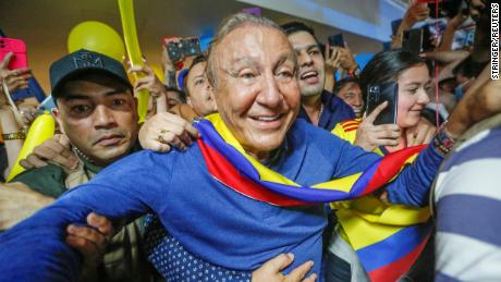 5 月 21 日，魯道夫·埃爾南德斯在哥倫比亞布卡拉曼加的帕洛內格羅國際機場迎接支持者。 