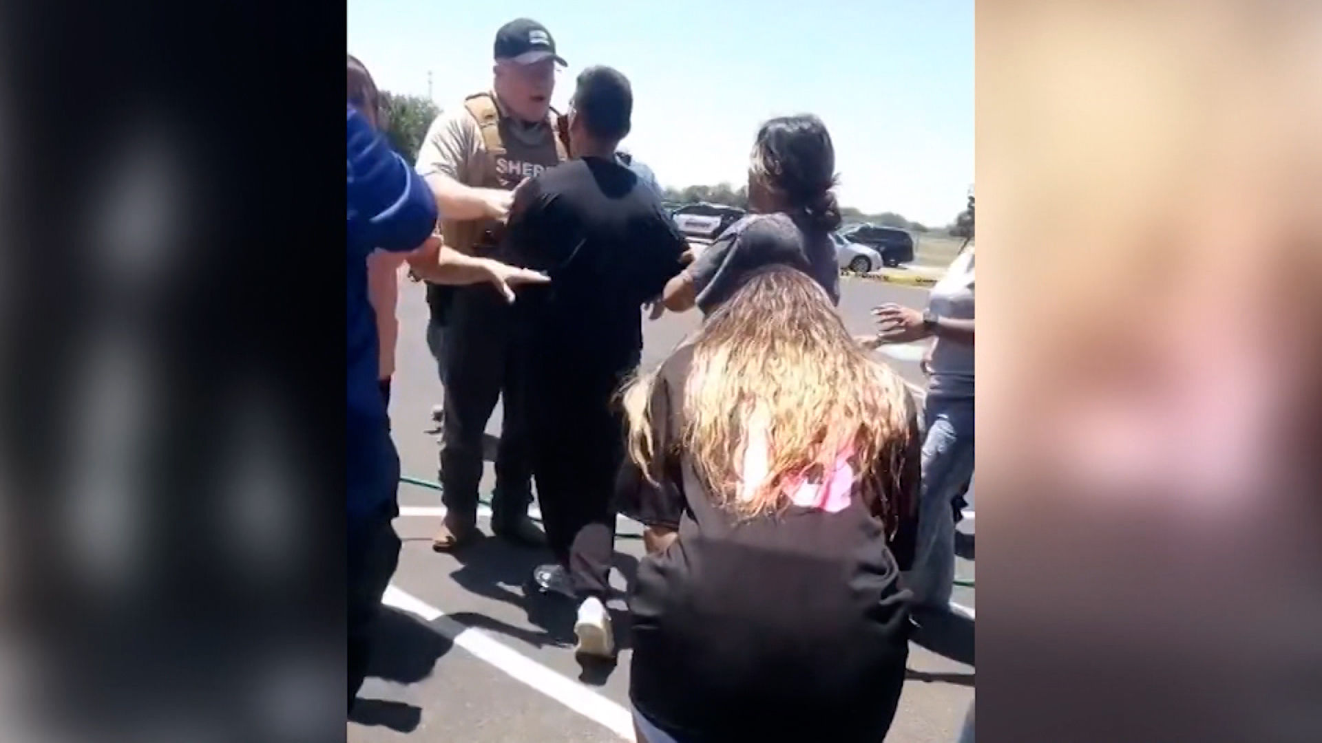 Video muestra a padres suplicando y frustrados con la policía en la escena  del tiroteo de Uvalde, Texas