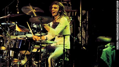 Alan White se apresenta no palco em Londres em 1973.  