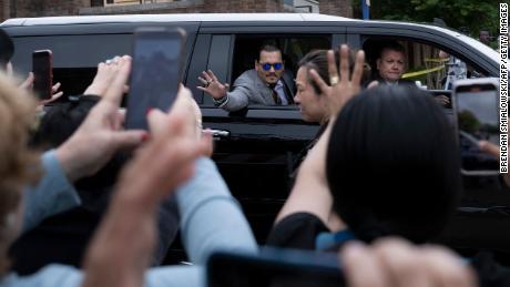 Johnny Depp sai para o dia durante um julgamento de deformidade com sua ex-esposa Amber Heard na semana passada.