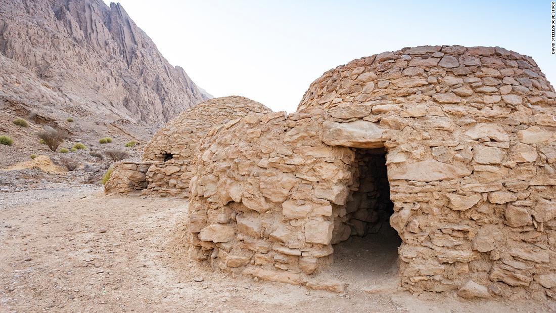 See 5,000-year-old tombs on Abu Dhabi’s Hafit mountain – CNN Video