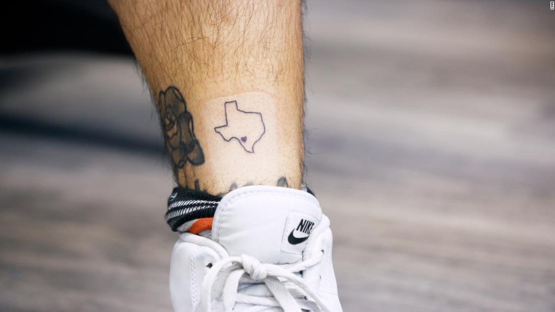 A Texas tattoo unites hundreds in Uvalde after tragic school shooting – CNN Video