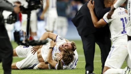 Los jugadores del Real Madrid celebran el pitido final del árbitro en el césped. 